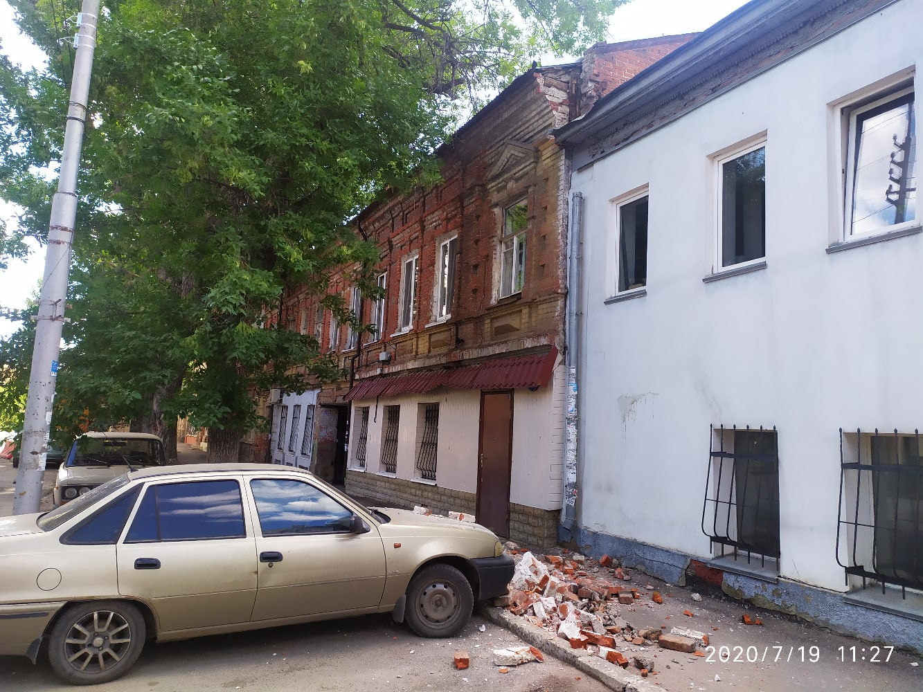 На Челюскинцев обрушилась часть кирпичной стены дома, построенного более  века назад — ИА «Версия-Саратов»