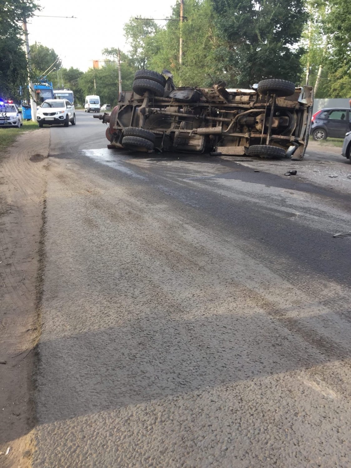 В Энгельсе ассенизаторская машина перевернулась после столкновения с  автомобилем Mercedes — ИА «Версия-Саратов»