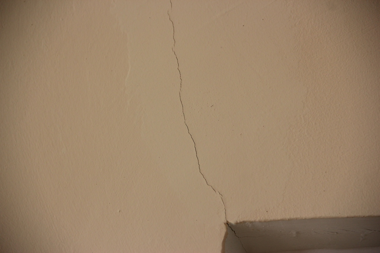 Трещина покажи. Трещины на штукатурке. Горизонтальные трещины в стене. Заделка щелей в верхней части перегородок. Микротрещины на стенах в новом доме.