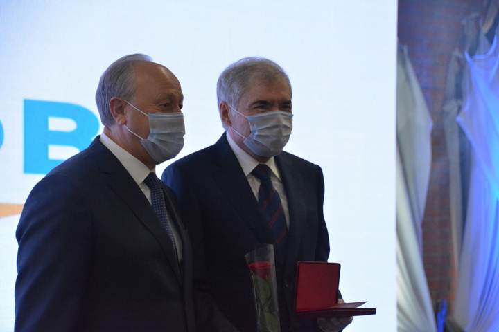 губернатор Валерий Радаев и президент АО «Шэлдом» Байтемир Шамхалов