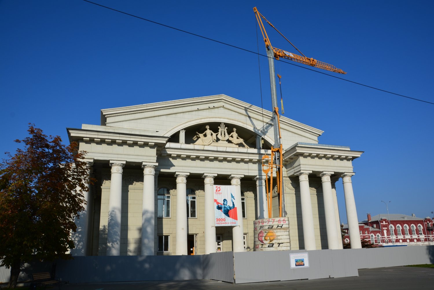 В Саратове разобрали крышу пристройки театра оперы и балета: часть здания с  колоннами будет демонтирована полностью — ИА «Версия-Саратов»