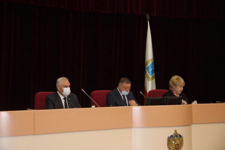 Председатель облдумы Александр Романов (в центре) и зампреды Алексей Антонов и Ольга Болякина