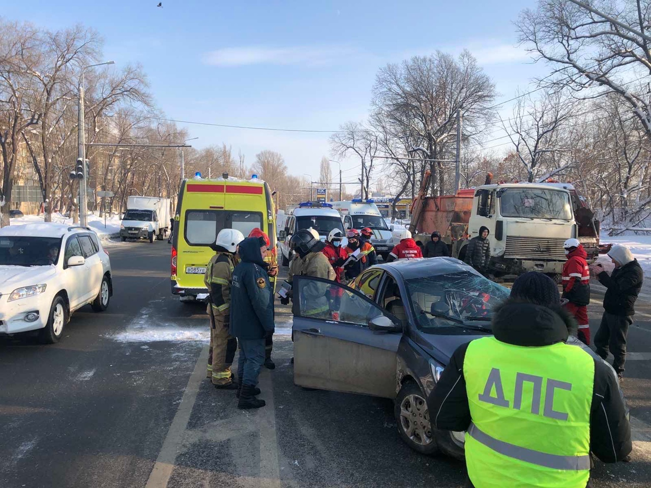 В столкновении Hyundai Solaris и грузовика около Трофимовского моста  пострадал молодой человек — ИА «Версия-Саратов»