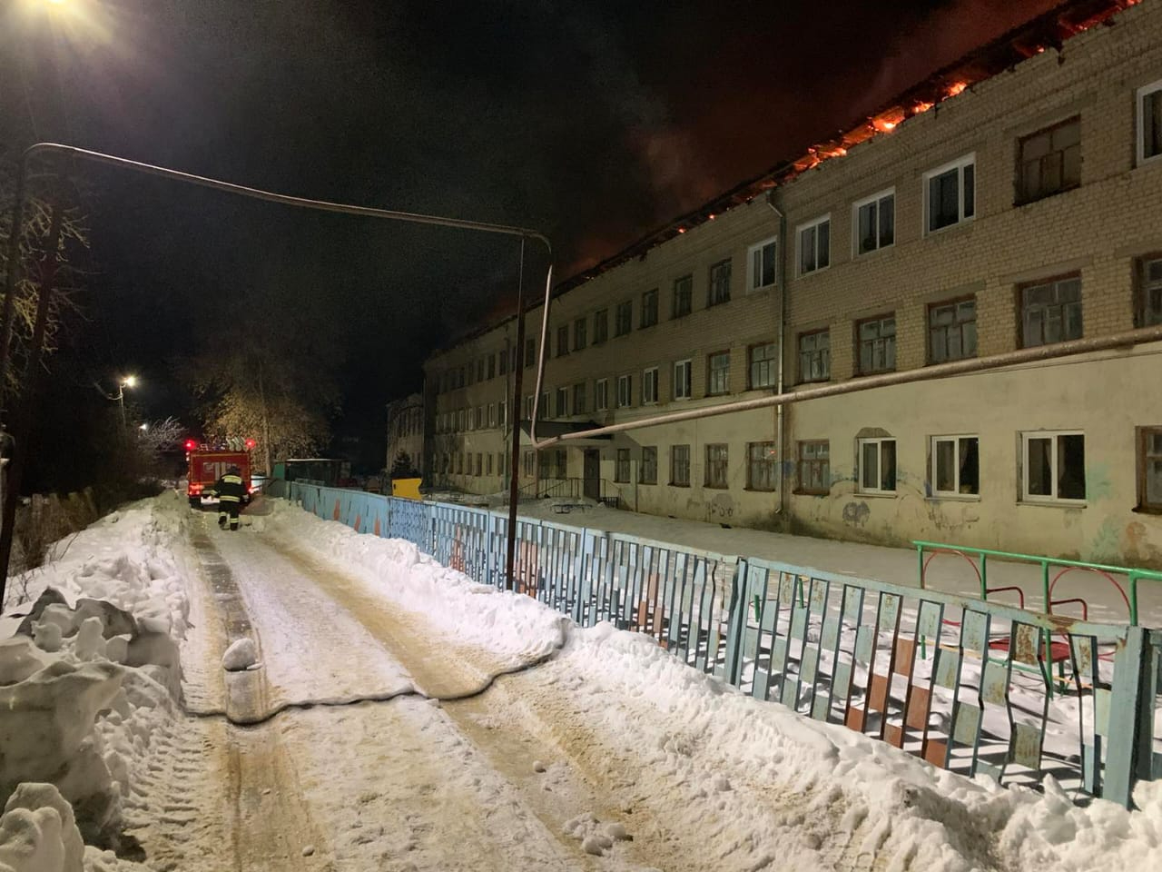 Что случилось в школе брянска. Пожар в Екатериновке Саратовской области. Пожар Екатериновка школа. В Саратове сгорела школа. Екатериновка Саратовская область школа.