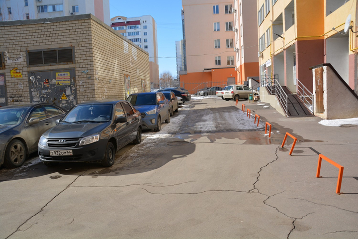 во дворе дома № 41/1 по улице Тархова производился ремонт асфальта