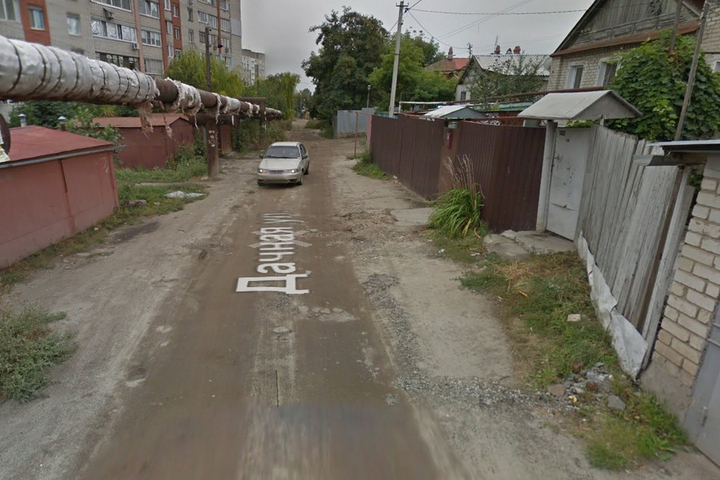 улица Дачная в Завокзальном поселке (дорога является асфальтовой, но по факту то, что там осталось от покрытия, трудно назвать асфальтом) / © Google Maps