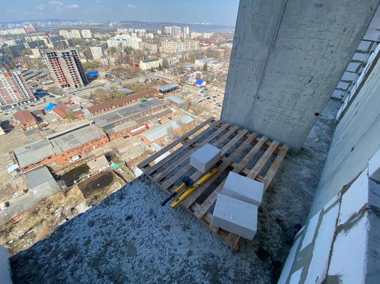 Новости энгельса 5 апреля. Высотки Энгельса. Фото с 25 этажа. Несчастный случай на строительной площадке. Балкон 25 этажа.