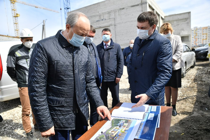 губернатор Валерий Радаев и министр строительства и ЖКХ Павел Мигачев / © пресс-служба губернатора области
