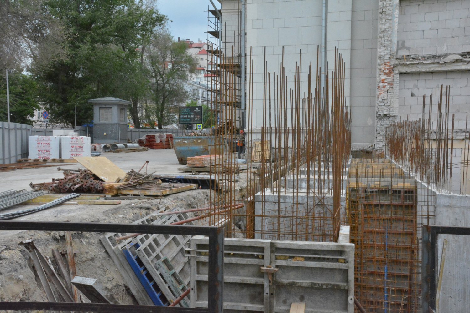 Реконструкция причины реконструкции. Реставрация оперного театра в Саратове.