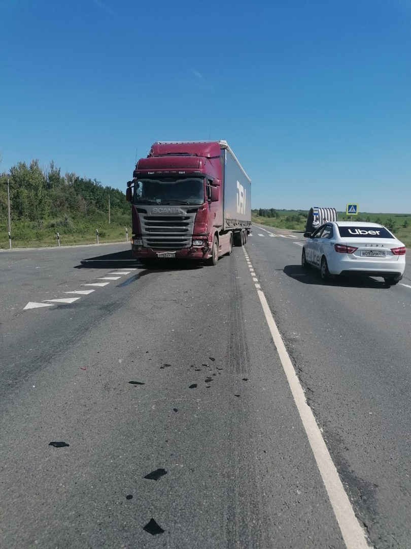 В Хвалынском районе на трассе грузовик въехал в легковушку с детьми: троим  пассажирам понадобилась помощь медиков — ИА «Версия-Саратов»