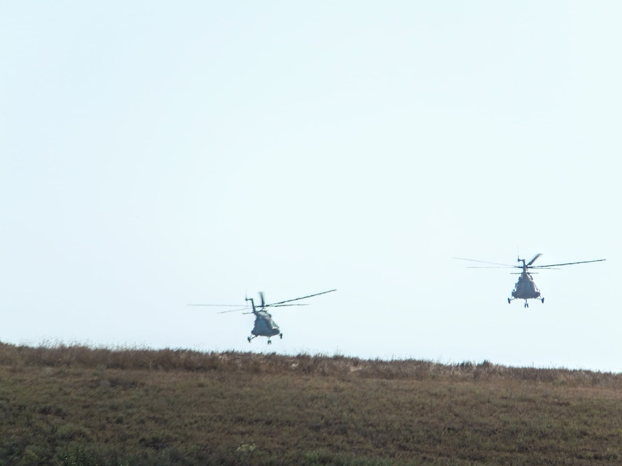 Вертолеты над озером. Вертолеты над Таганрогом. Вертолет над Белгородской областью. Вертолет над рекой. Вертолеты над Ростовом.