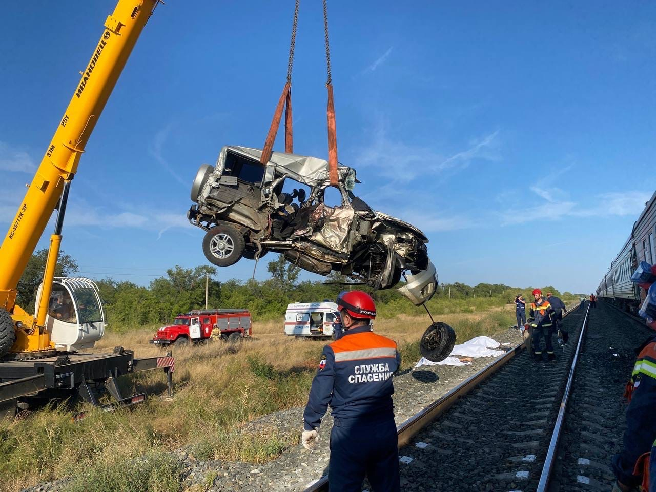 В Советском районе пассажирский поезд столкнулся с автомобилем: три  человека погибли — ИА «Версия-Саратов»