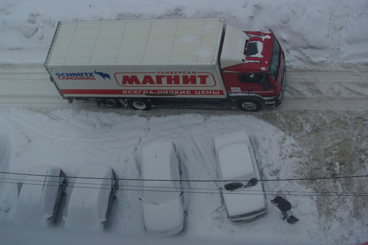 Быстро пролетели, засыпали десятки автомобилей»: саратовец показал, как в  Кировском районе работает снегоуборочная техника — ИА «Версия-Саратов»