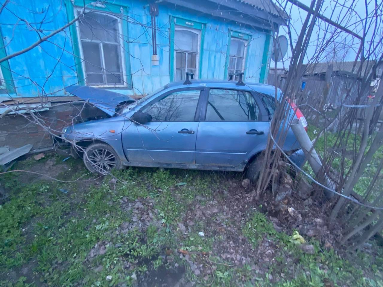 В областном центре водитель врезался в дерево, в селе — в дом: обоим  потребовалась госпитализация — ИА «Версия-Саратов»