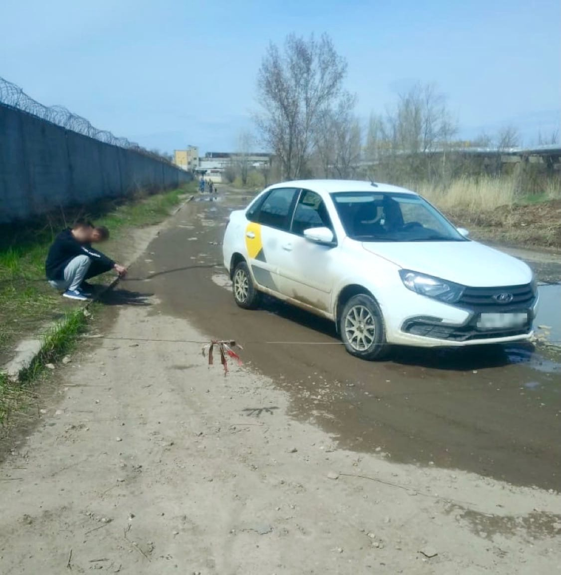 В Энгельсе вышедшие на свободу мужчины попытались передать приятелям в  колонию телефоны и сим-карты. Момент попал на видео | 18.04.2022 | Саратов  - БезФормата