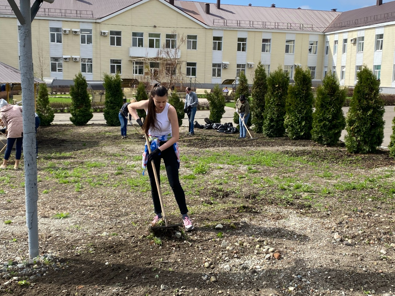 Энергетики «Т Плюс» провели субботник в доме ветеранов — ИА «Версия-Саратов»