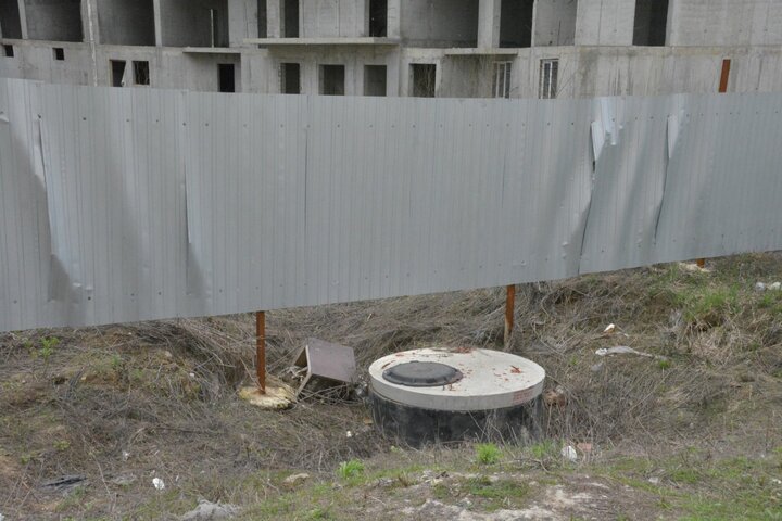 Дом ЖК «Победа» на улице Усть-Курдюмской. Установлен забор, но можно легко подлезть или пролезть в дыры.