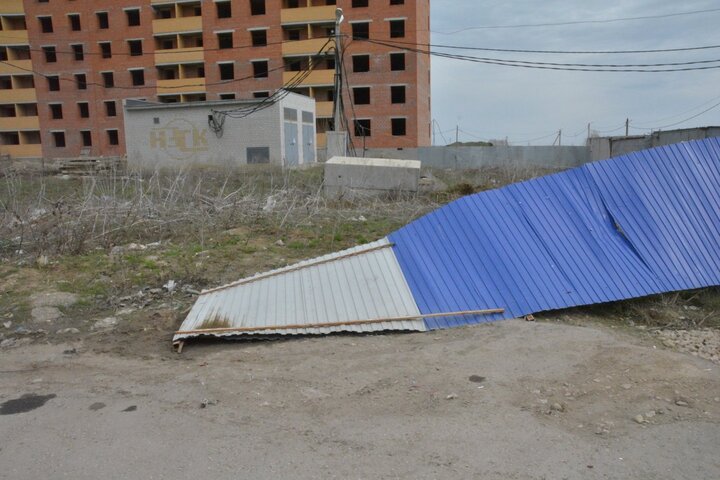 Дом ЖК «Победа» на улице Усть-Курдюмской. Есть забор, но значительная его часть упала, доступ свободный.