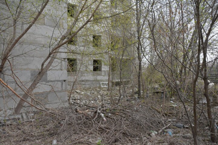Дом по улице Чернышевского. Огражден только частично, но нет забора с одной стороны, есть прорехи в заборе. Доступ свободный.