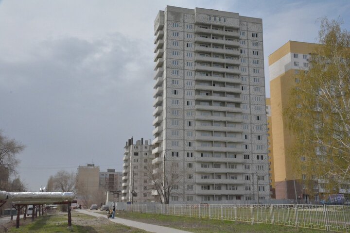 Дома по 2-му Совхозному проезду в поселке Комсомольский. Заводской район. Долгострои 18 и 9 этажей.