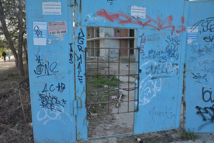 Дом по улице Кондакова в Энгельсе. Забор, но можно пройти через дыру в калитке.