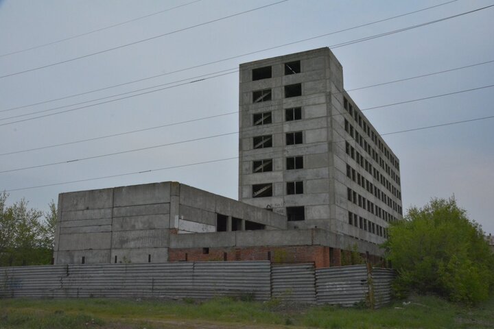 Здание на проспекте Химиков в Энгельсе, построенное в конце 80-х – начале 90-х годов. Строилось как заводоуправление «Химволокно», более 20 лет заброшено.