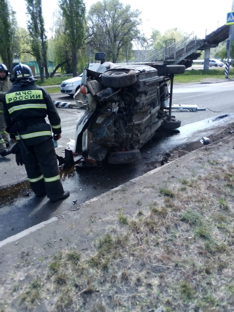 В Балаково у фургона во время движения лопнуло колесо: машина врезалась в  опору светофора и перевернулась | 13.05.2022 | Саратов - БезФормата