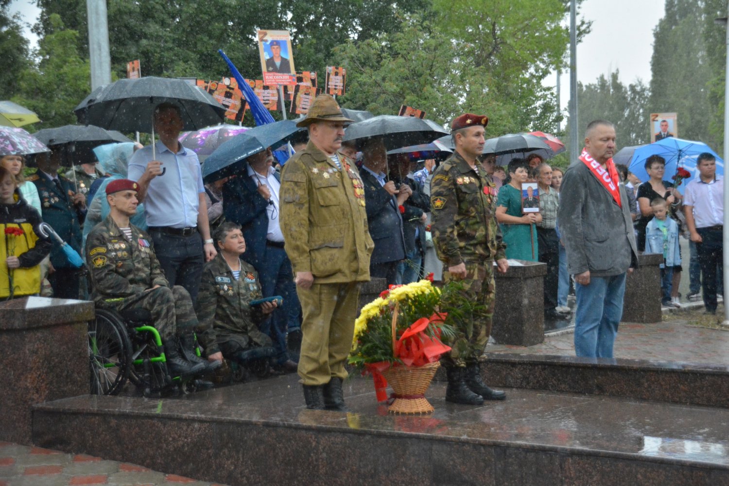 Сколько погибло саратовских на украине. Памятник погибшим в спецоперации Саратов. Военные памятники.