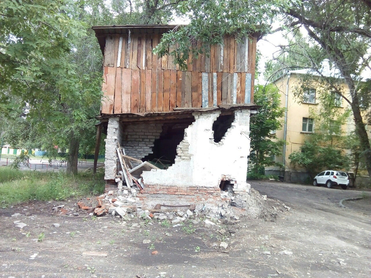 Горожанин обратил внимание на разрушающуюся постройку в Заводском районе:  чиновники пообещали её снести — ИА «Версия-Саратов»