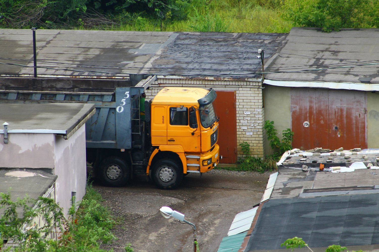 Водитель самосвала волгоград. Скидываемся на КАМАЗ со строительным мусором. Машинист самосвала.