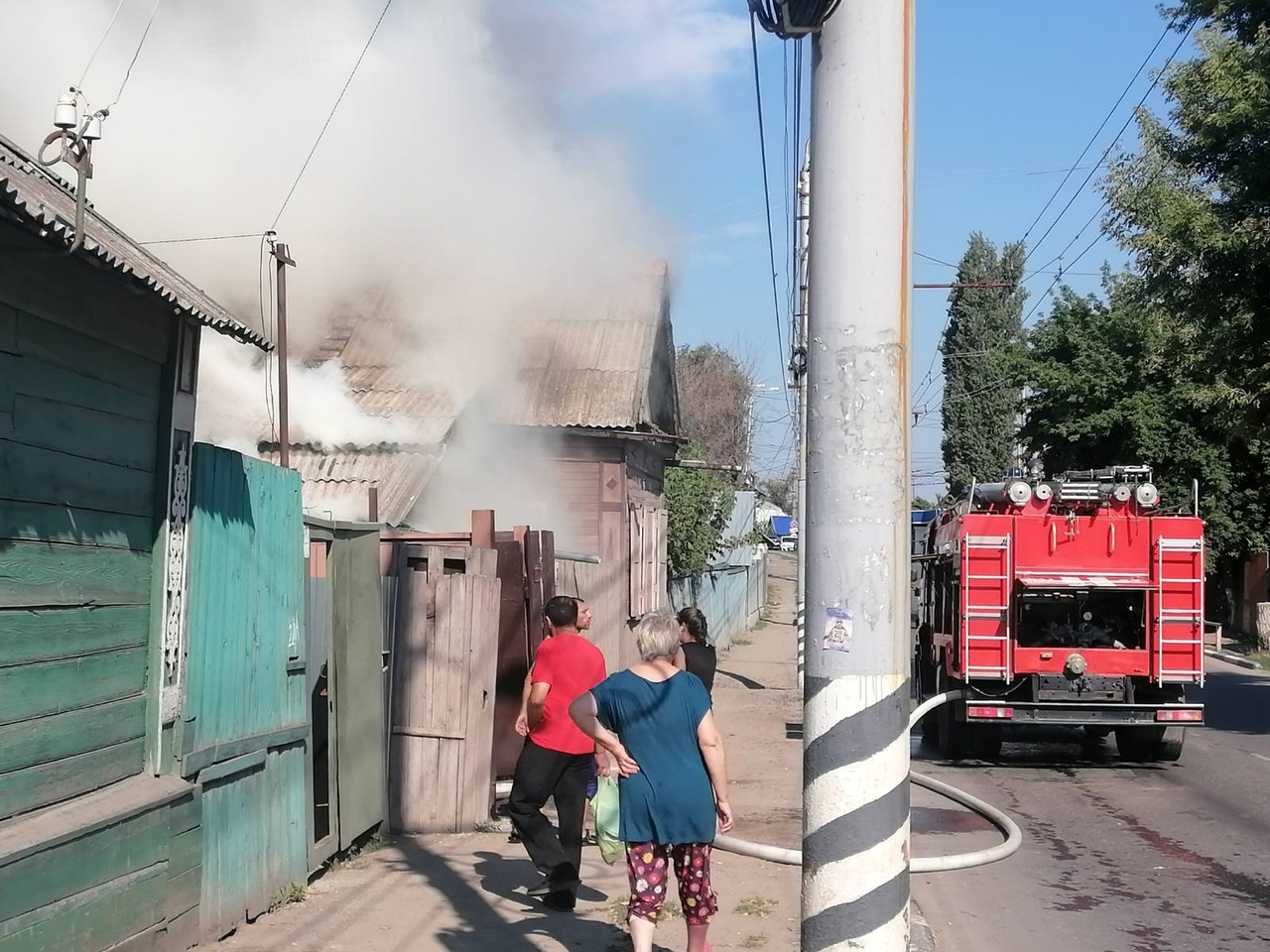 Недалеко от пляжа в Энгельсе загорелся частный дом: движение по центральной  улице ограничено — ИА «Версия-Саратов»