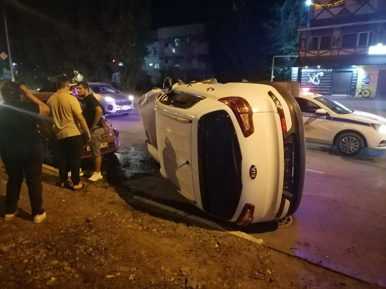 В Балаково водитель Mitsubishi устроил массовое ДТП с перевернутым авто и  сбитым пешеходом — ИА «Версия-Саратов»