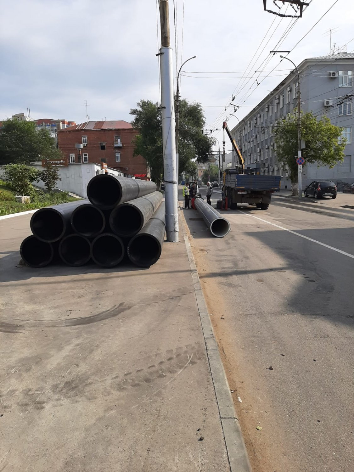 Новый водопровод на улице Чернышевского. Коммунальщикам осталось проложить  66 метров трубы — ИА «Версия-Саратов»