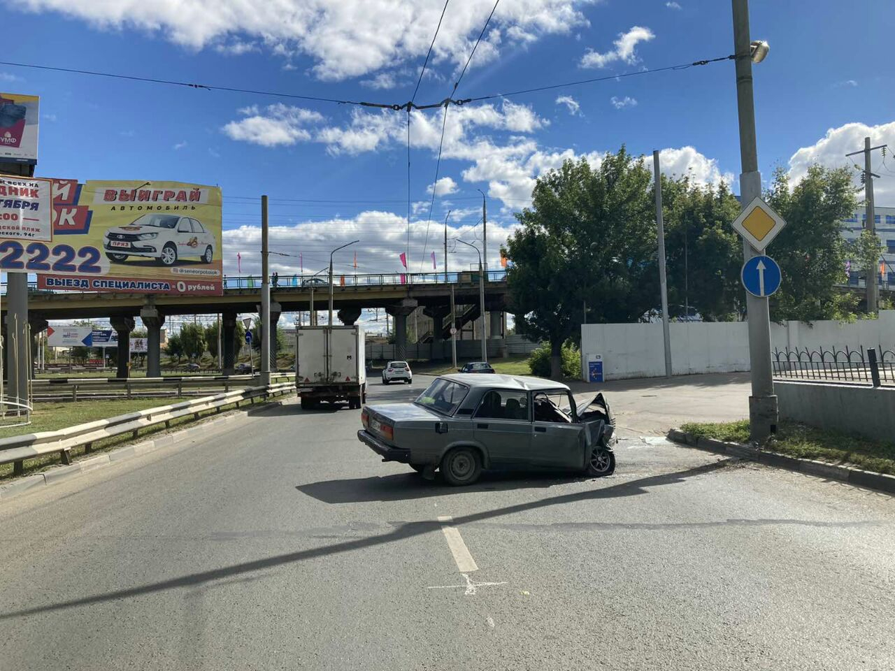 На Шехурдина водитель «семерки» врезался в столб и попал в больницу — ИА  «Версия-Саратов»