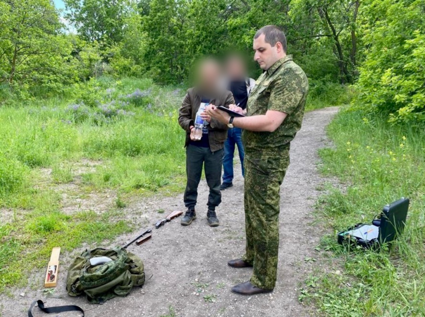 В городце сбежал. Мужчина в лесу. Убитые украинские военные. Женщина расстреливает мужчин.