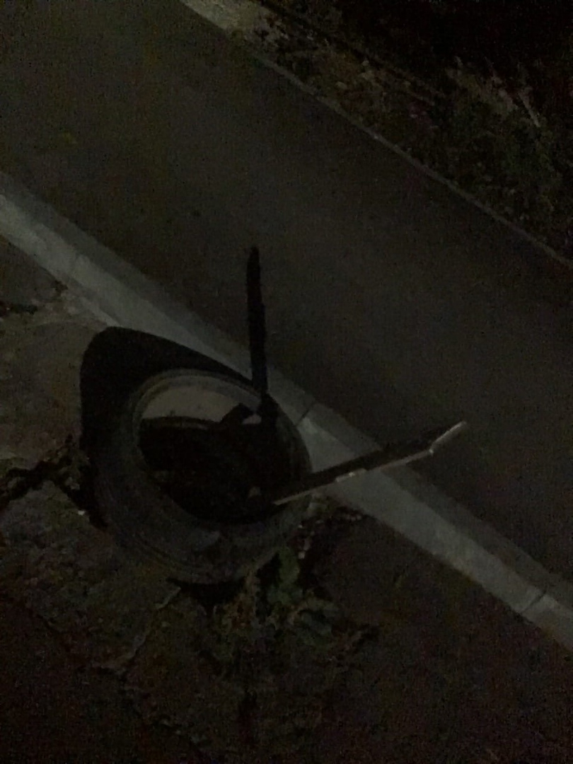 открытый канализационный люк. люк в поле. люк в поле 2. люк в поле. старые копки.