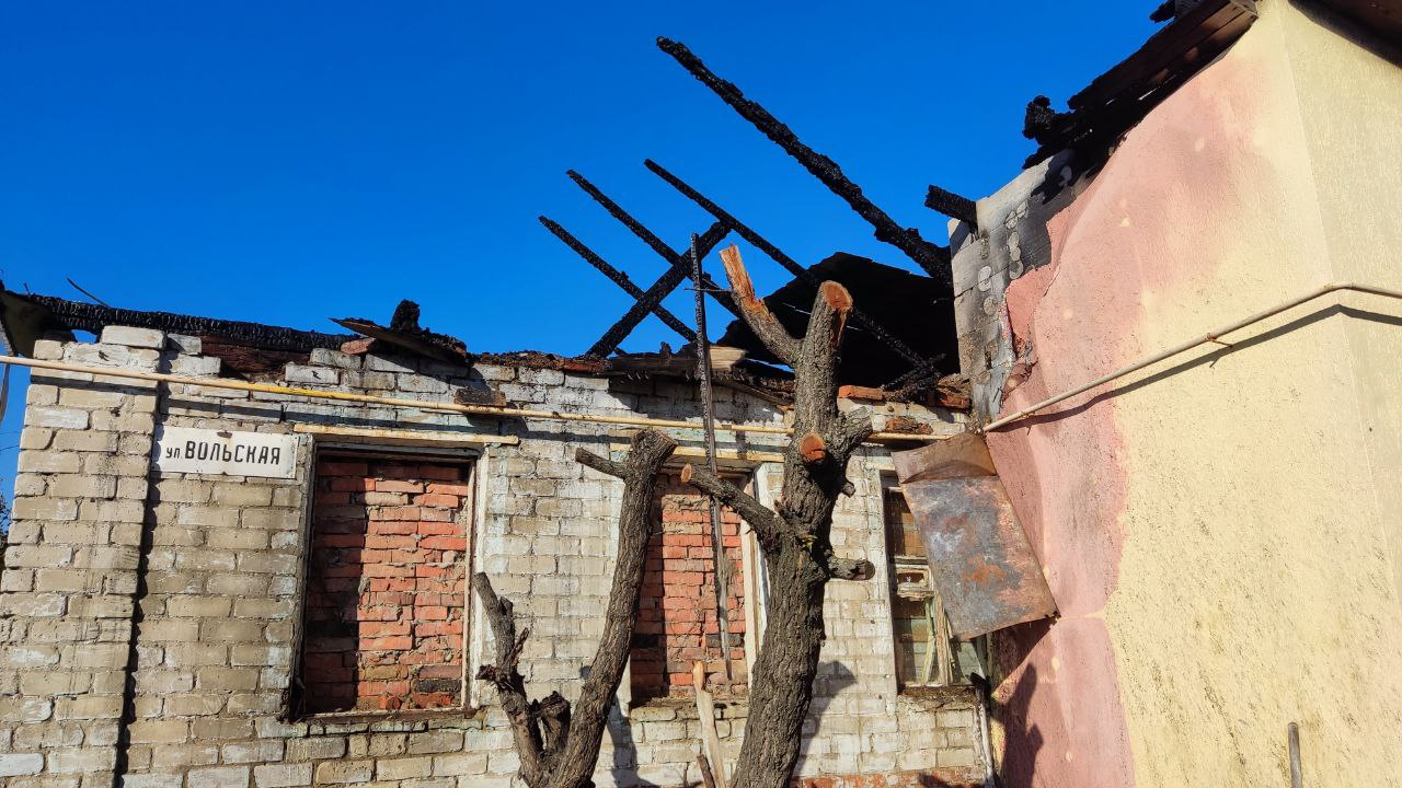 В результате ночного пожара жители трех квартир на Вольской остались без  крыши над головой — ИА «Версия-Саратов»