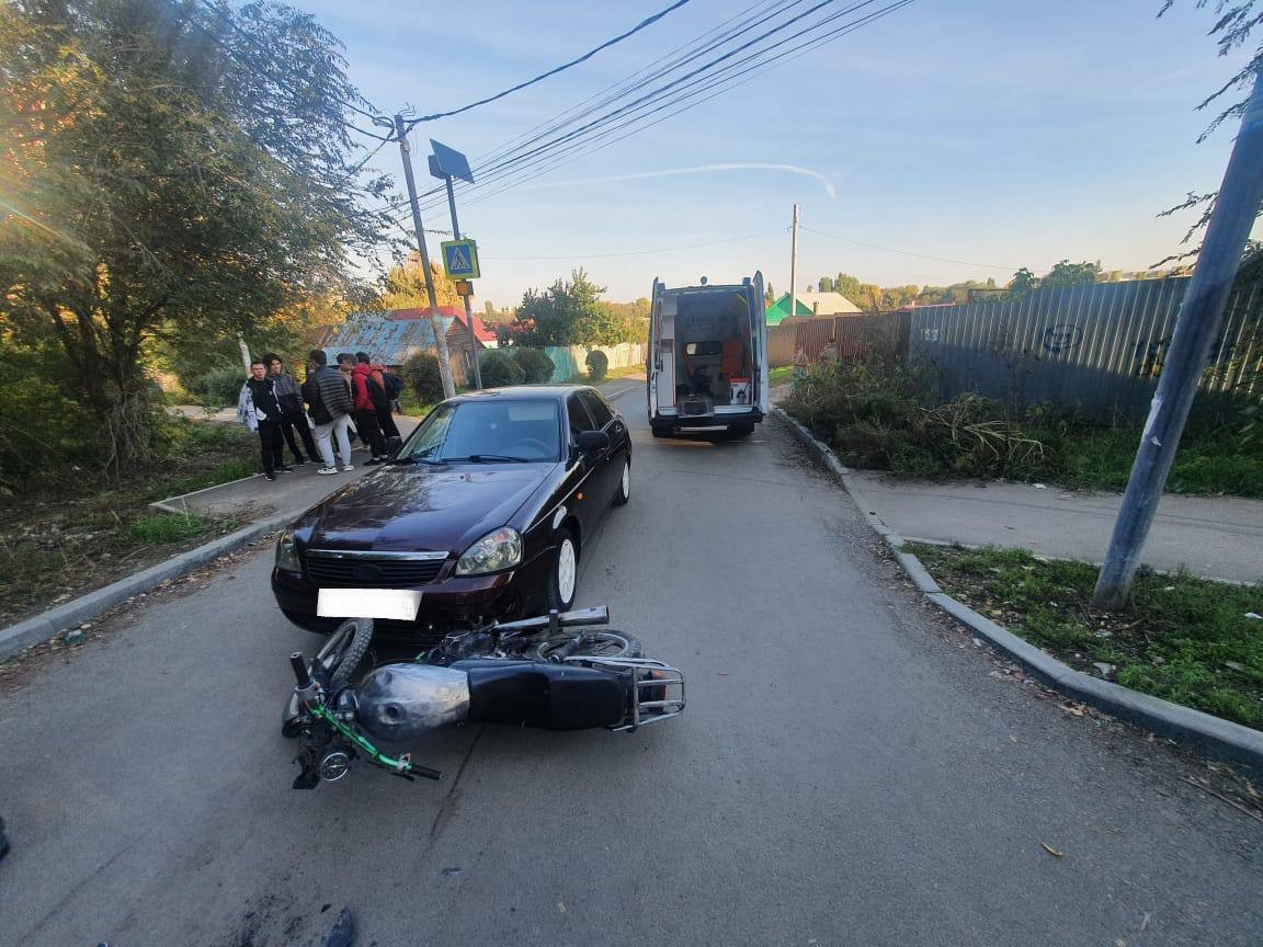 В Заводском районе 14-летний мотоциклист покалечился в ДТП с «Приорой»: его  родителей собираются привлечь к ответственности — ИА «Версия-Саратов»