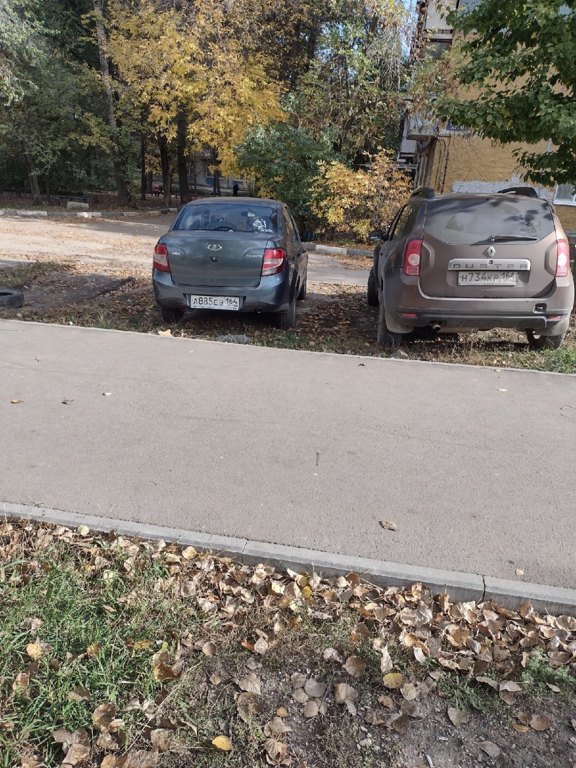 Не так давно привели аллею в порядок. Глаз радовался»: горожане возмутились  автохамам, которые паркуют машины на новом газоне | 21.10.2022 | Саратов -  БезФормата