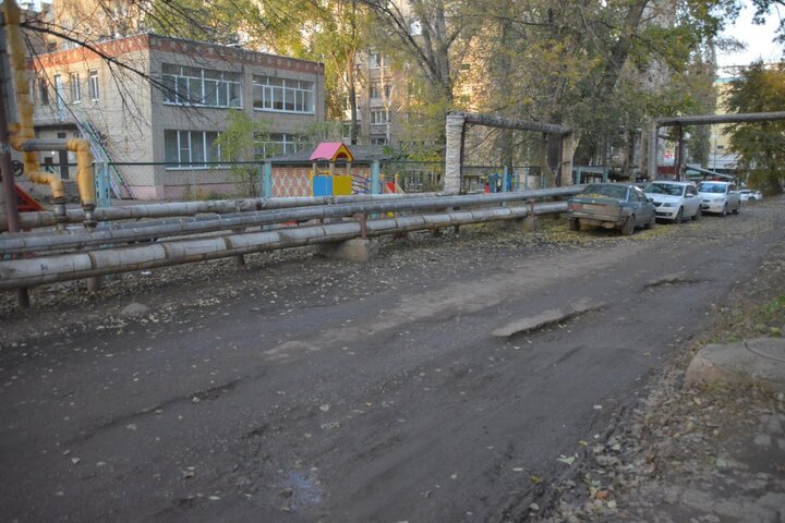 Дорога вдоль детского сада № 17 (власти очень много говорят о благоустройстве подходов к социальным учреждениям)