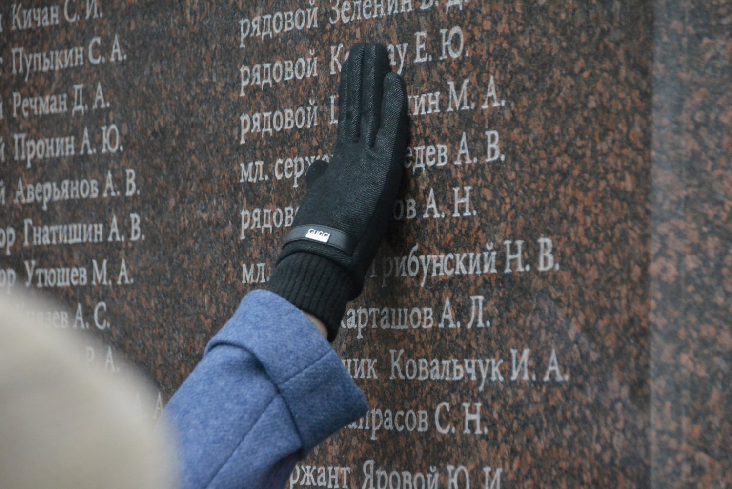 В день Героев Отечества в Саратове почтили погибших в СВО (всего на  памятнике уже 170 имён) — ИА «Версия-Саратов»