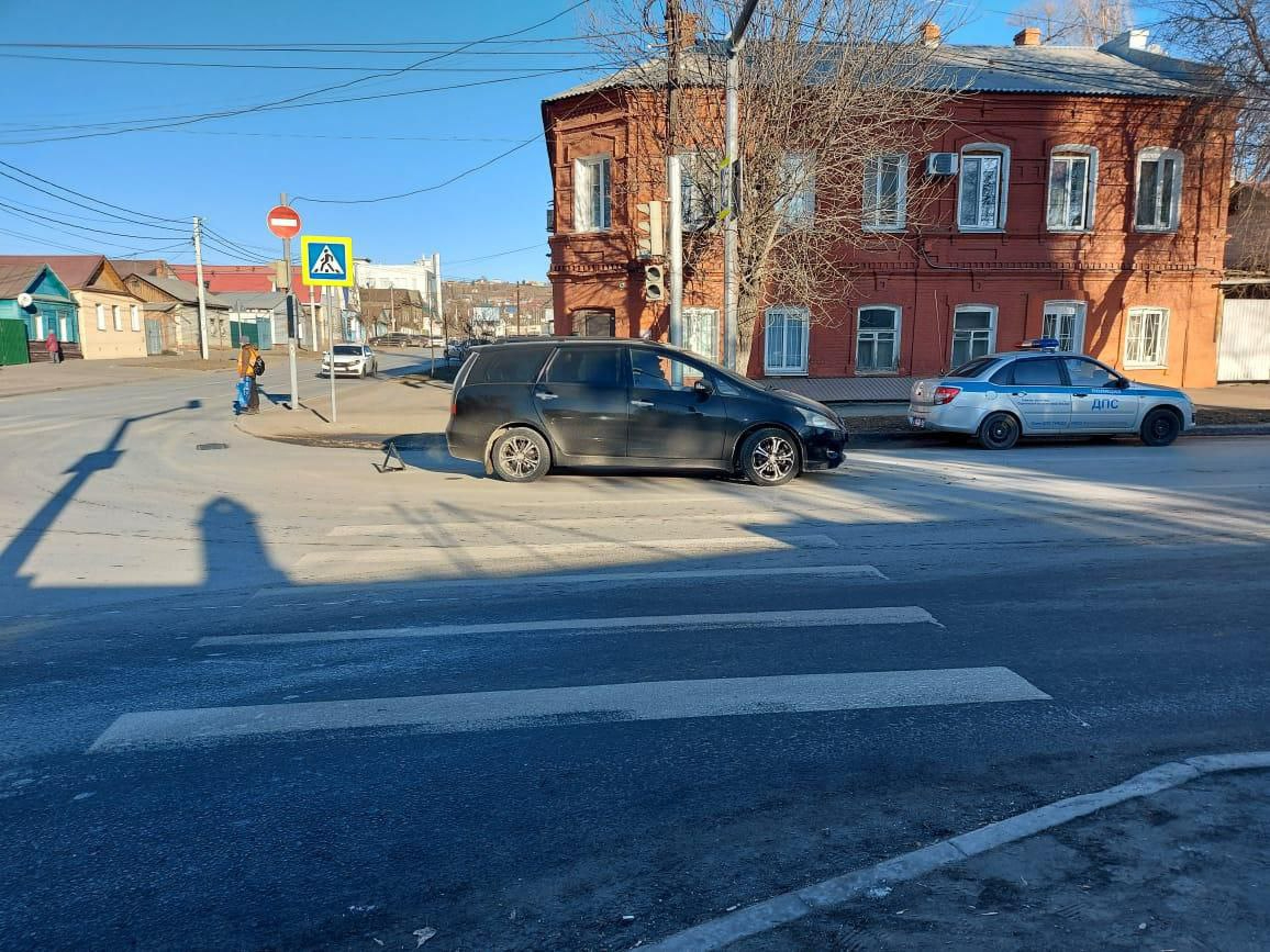 За сутки в регионе сбили троих пешеходов, в областном центре машина  врезалась в автомат с водой — ИА «Версия-Саратов»