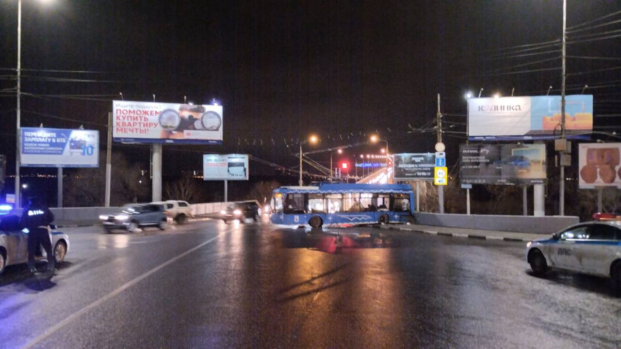 На въезде на мост Саратов-Энгельс троллейбус протаранил бетонное  ограждение: двоих пассажиров госпитализировали — ИА «Версия-Саратов»