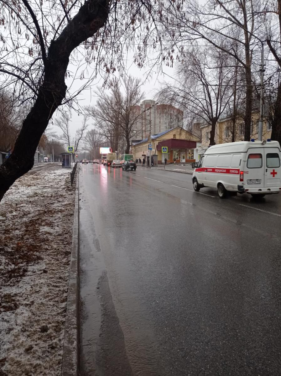 На трассе иномарка насмерть сбила пешехода, в Энгельсе подросток попал под  колёса машины | 19.12.2022 | Саратов - БезФормата