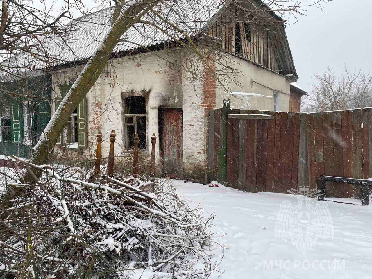 Соседи вытащили из горящего дома пьяного курильщика из Балашова, который  устроил пожар в своей квартире — ИА «Версия-Саратов»