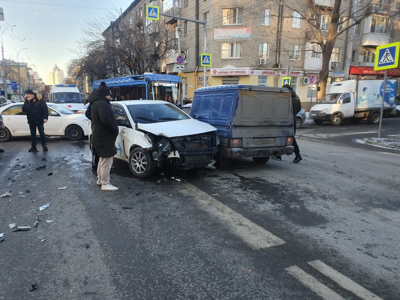 На Чапаева столкнулись Lexus, фургон службы благоуйстройства города и такси  «Uber»: движение троллейбусов остановлено — ИА «Версия-Саратов»