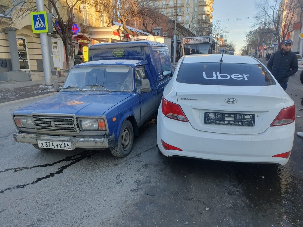 На Чапаева столкнулись Lexus, фургон службы благоуйстройства города и такси  «Uber»: движение троллейбусов остановлено — ИА «Версия-Саратов»