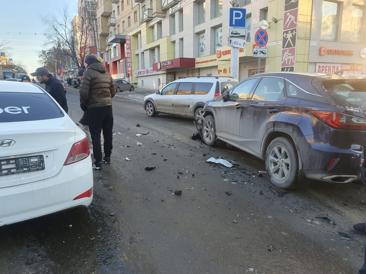 На Чапаева столкнулись Lexus, фургон службы благоуйстройства города и такси  «Uber»: движение троллейбусов остановлено — ИА «Версия-Саратов»