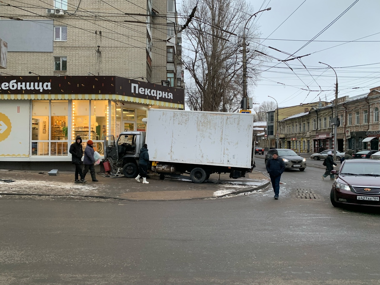 Утром в центре Саратова фургон врезался в здание пекарни — ИА «Версия- Саратов»