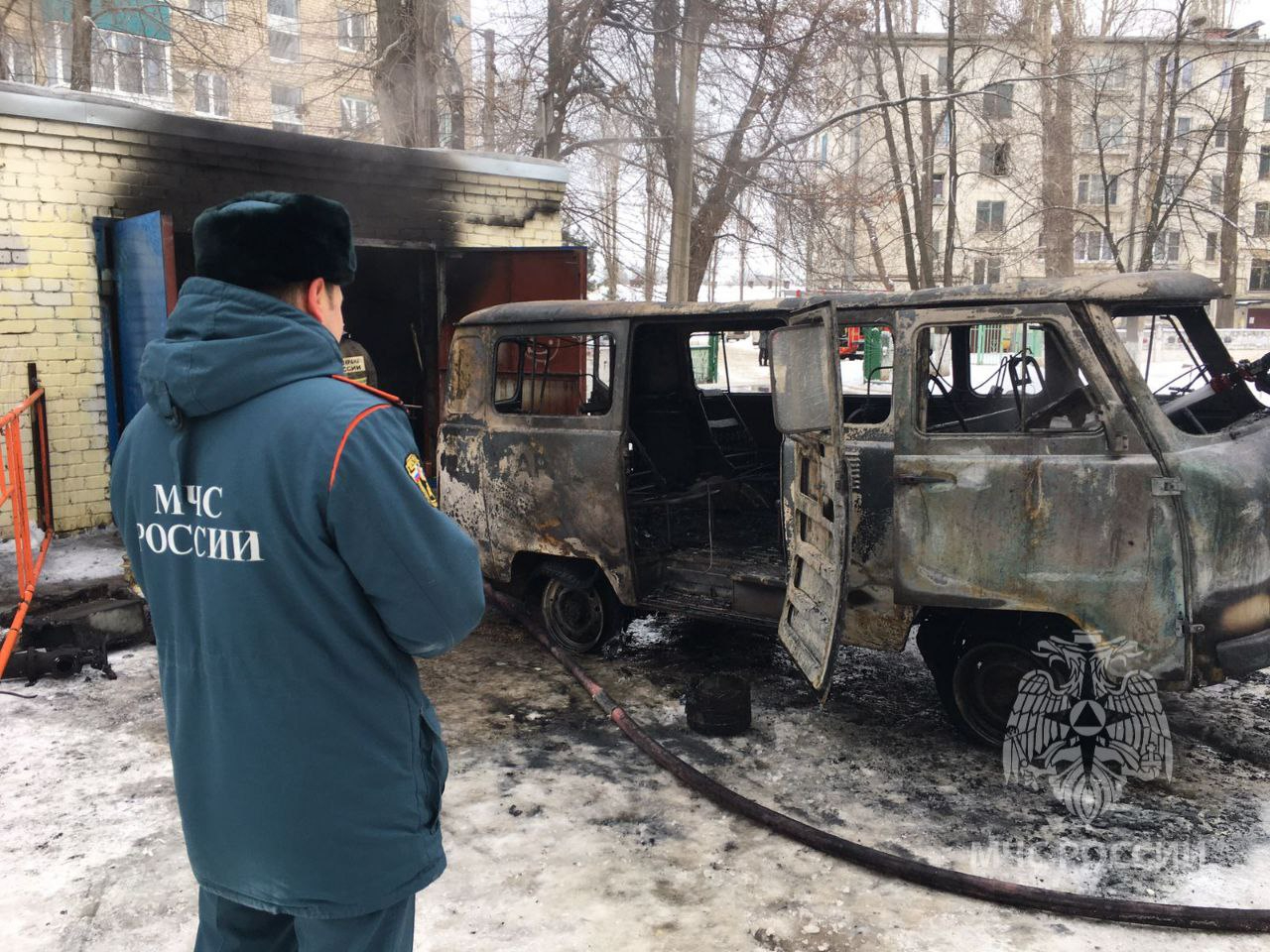 В Балаково пожарные выезжали тушить возгорание на территории  кожно-венерологического диспансера — ИА «Версия-Саратов»